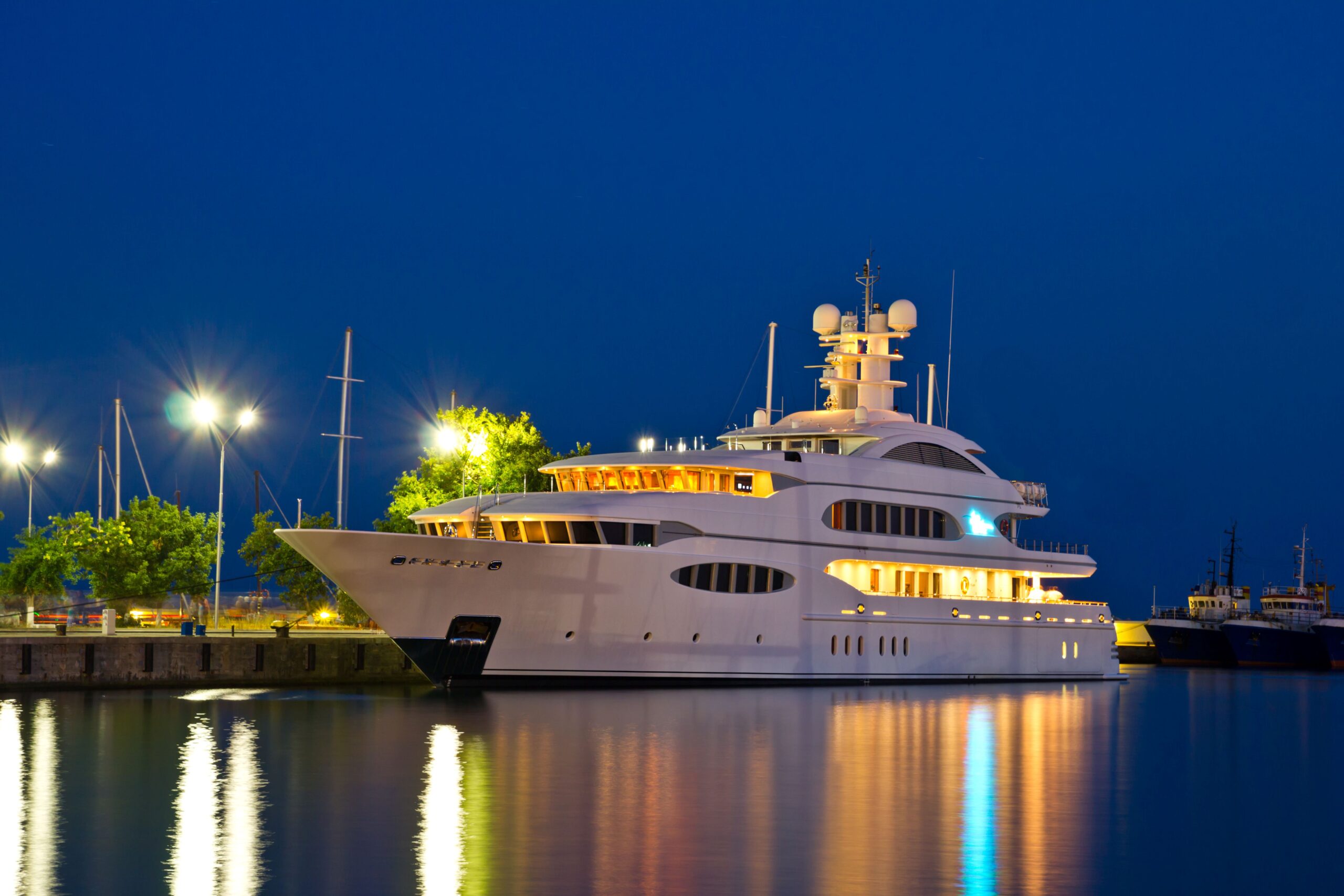 Luxuriöse Yacht bei Nacht