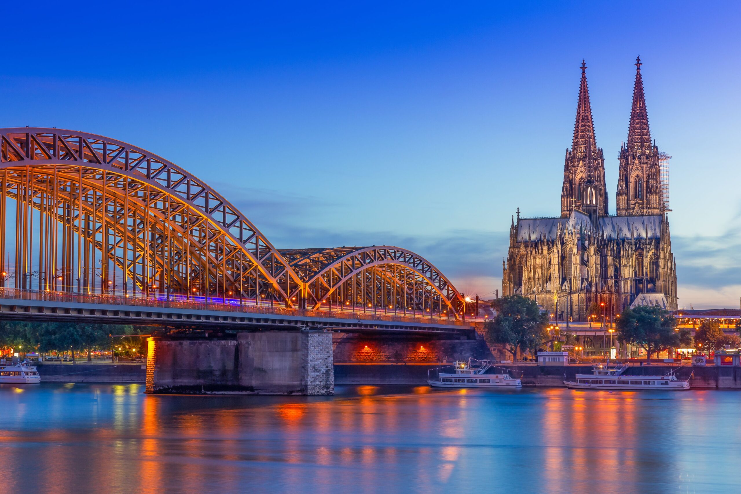 Der Kölner Dom und die Hohenzollernbrücke bei Nacht